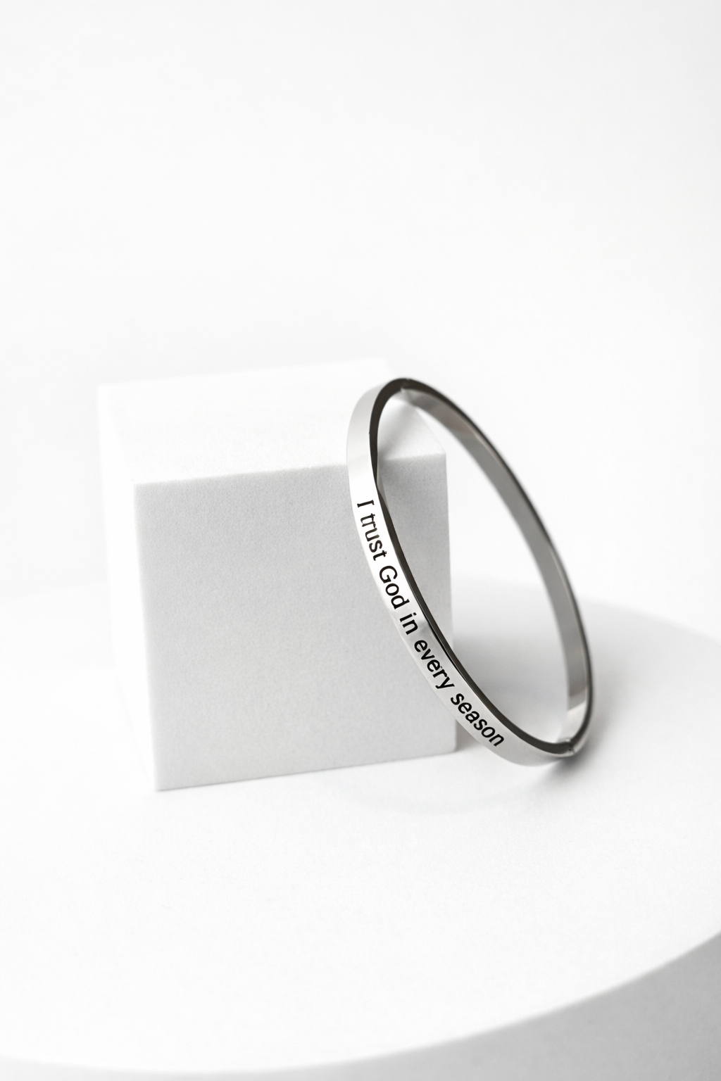 Bracelet: "I trust God in every season"